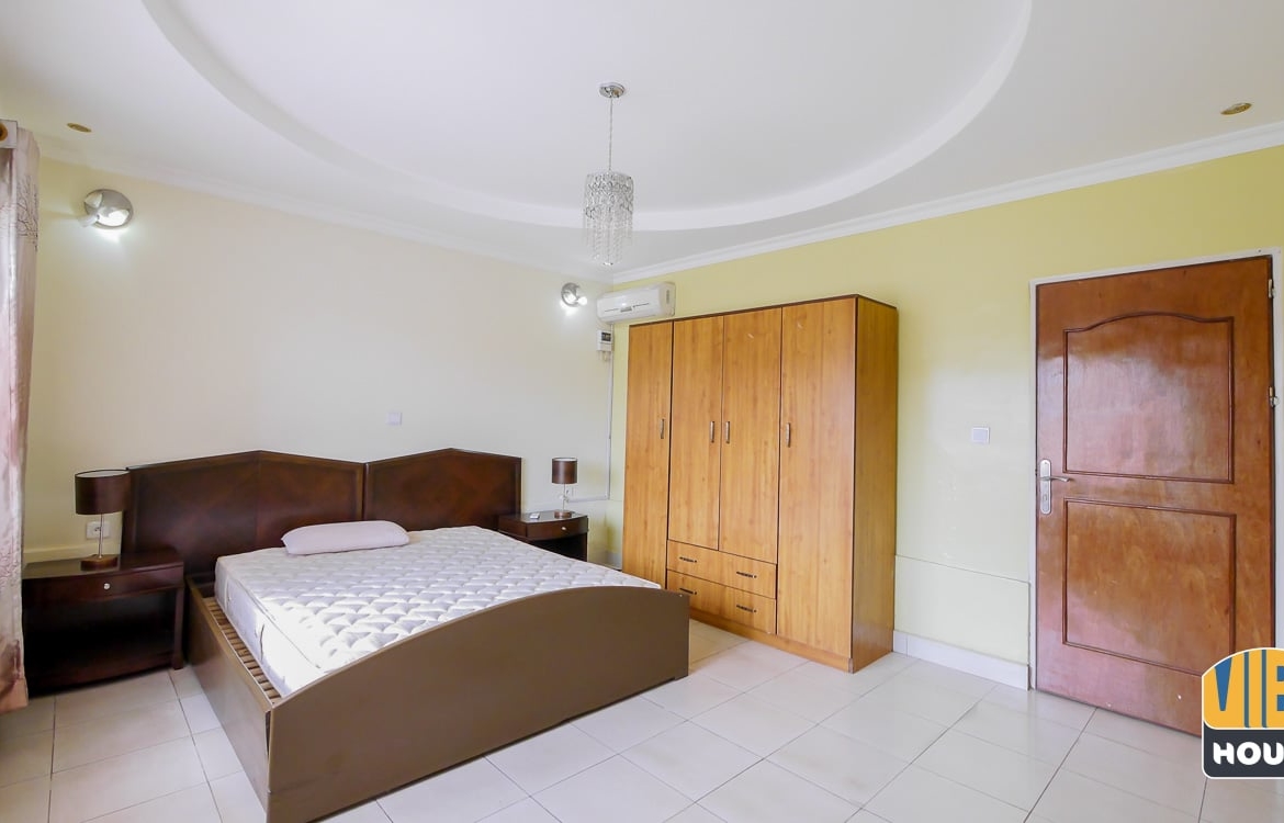 King size bed in house for rent in Kimihurura