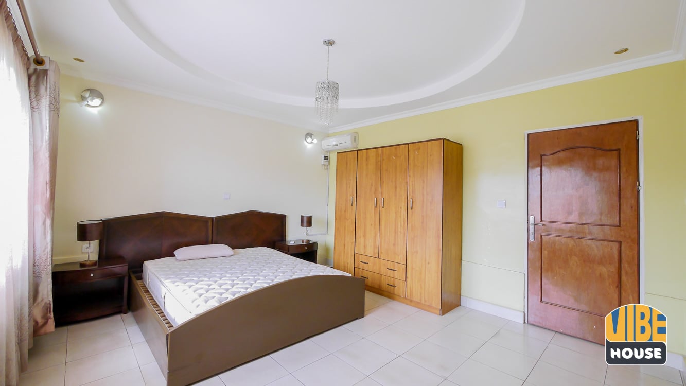 King size bed in house for rent in Kimihurura