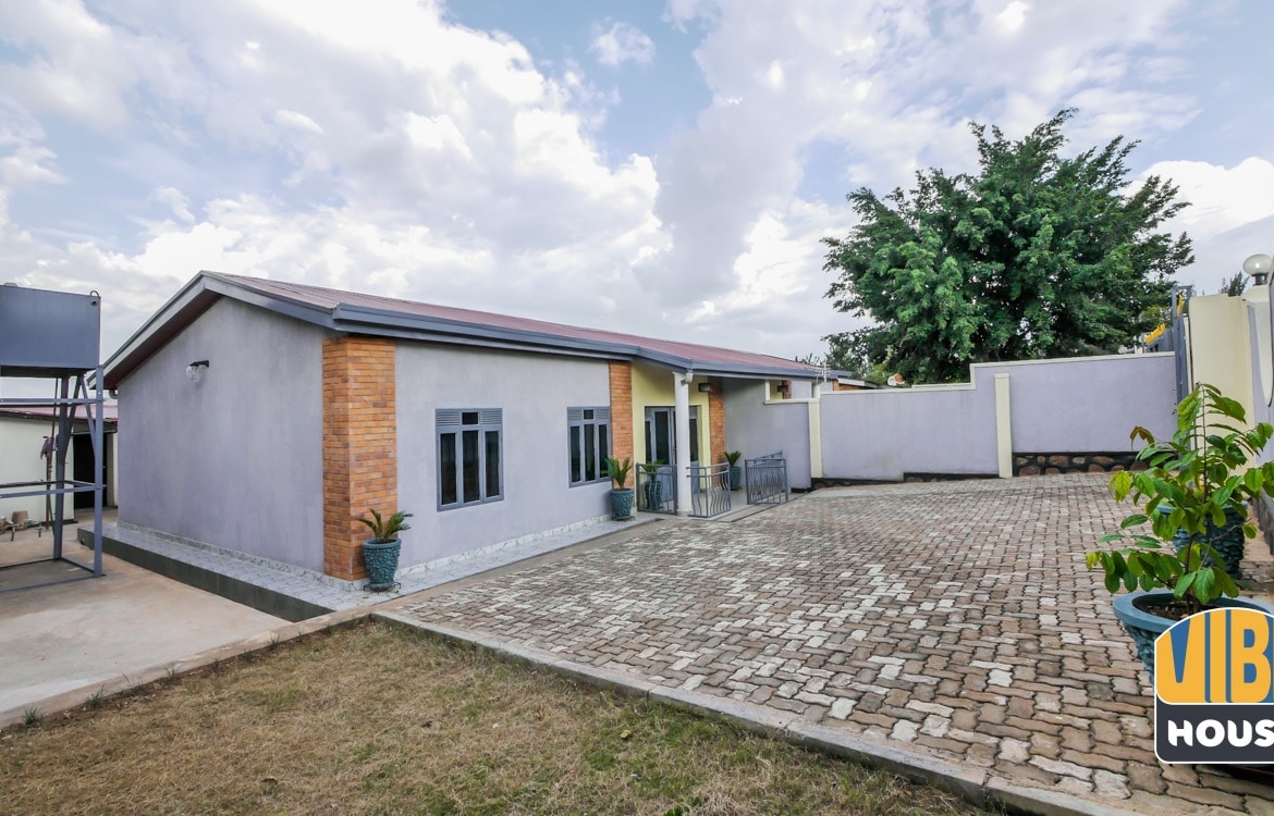 Front yard of house for rent in Kacyiru, Kigali