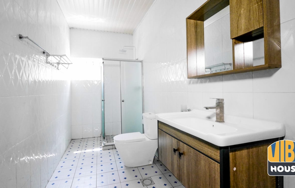 Spacious bathroom in Gisozi home rental, Kigali