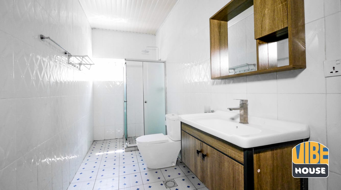 Spacious bathroom in Gisozi home rental, Kigali
