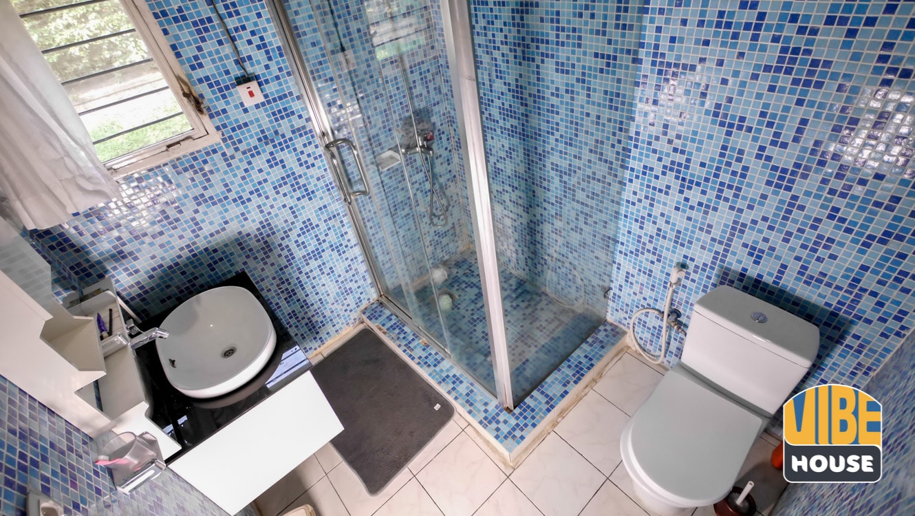 Modern bathroom in House for rent in vision 2020 estate, Kigali