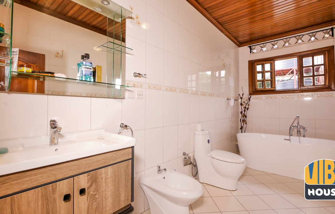 Bathroom: Ultimate Luxurious Villa for rent in Gisozi, Kigali