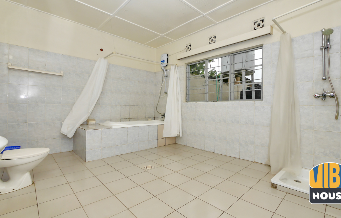 Bathroom: House for rent in Nyamirambo