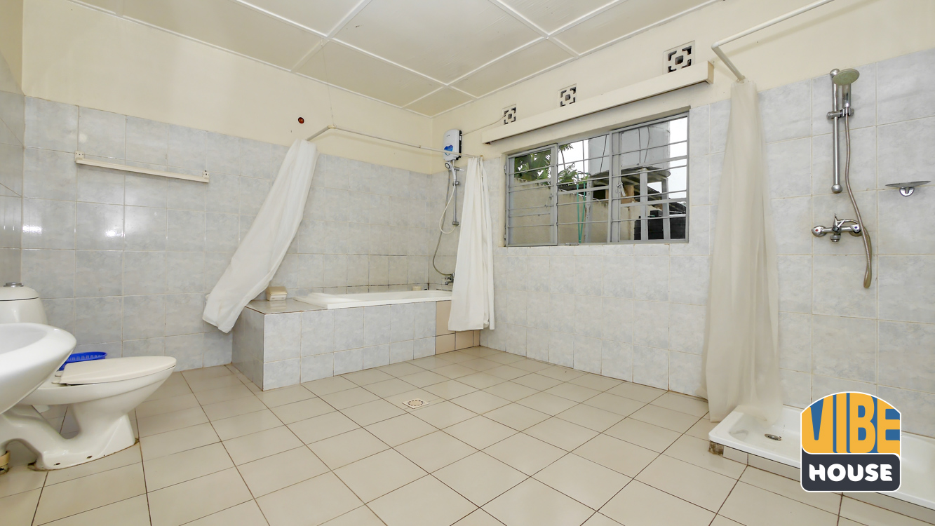 Bathroom: House for rent in Nyamirambo